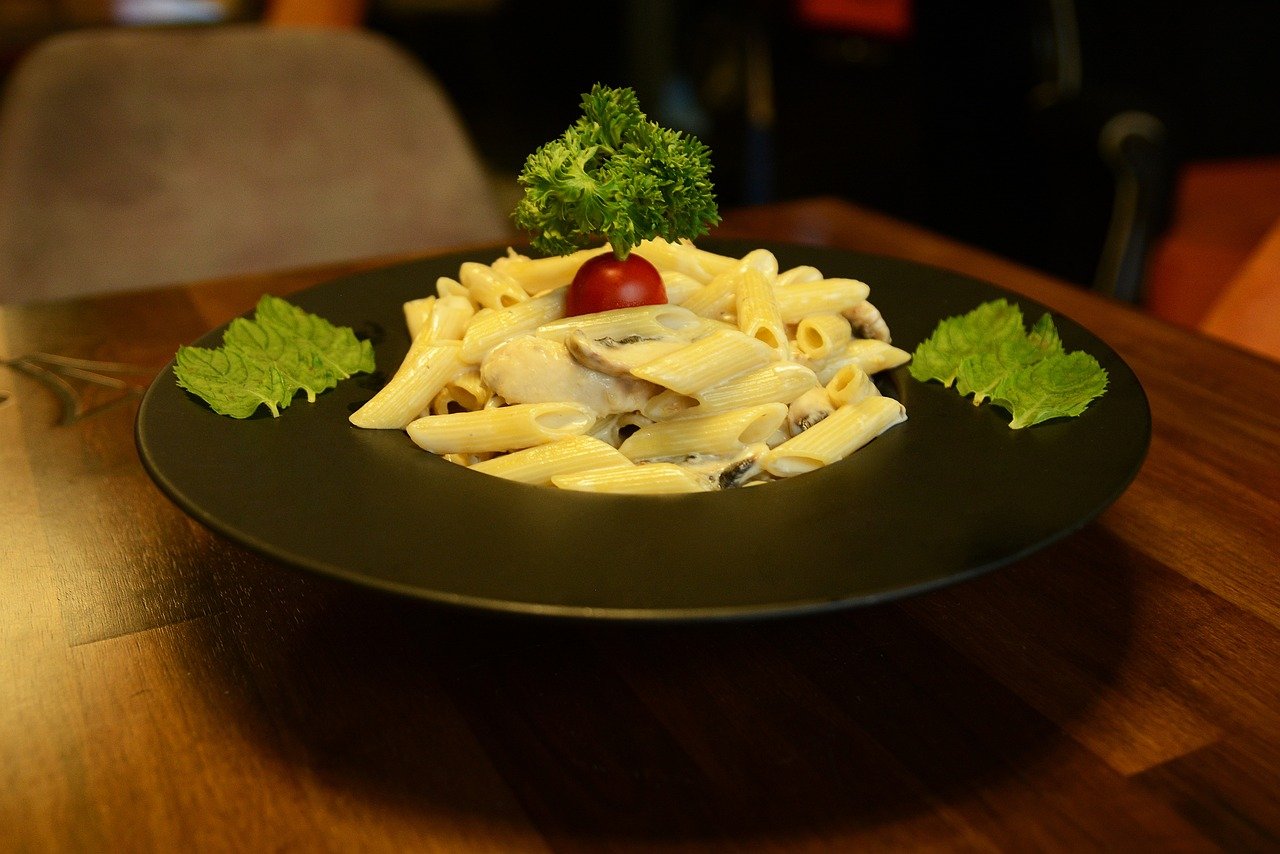 pesto pasta servirana u crnom tanjiru